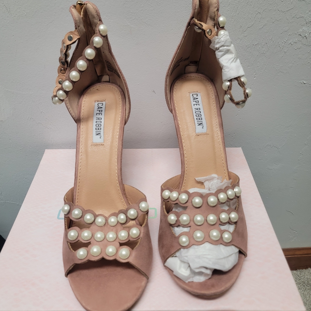NWT Women's Pearl Embellished Tan Heels Size 10